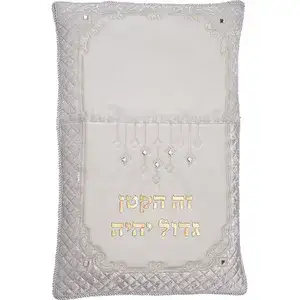 כרית מהודרת לברית דמוי עור עם אותיות בולטות 74*50 ס”מ