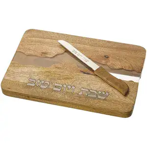 מגש חלה עץ מנגו טבעי עם אפוקסי +סכין 41X27 ס”מ