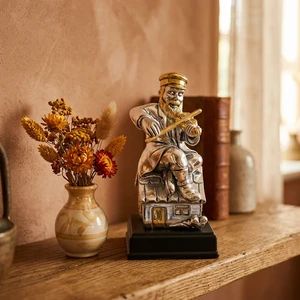 פסלון חסיד מפולירזין בגוון מוכסף על במה ״כנר על הגג״ | 13 ס״מ