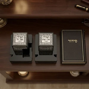 בתי תפילין מפלסטיק שחור עם פלקטה כסופה | 36 ס״מ