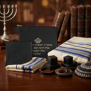 סט טלית ותפילין מדמוי עור שחור עם אותיות בולטות ״יברכך״ | 38 ס״מ