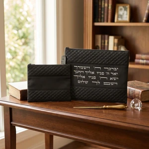 סט טלית ותפילין מדמוי עור שחור עם אותיות בולטות ״יברכך״ בצבע כסף | 38 ס״מ