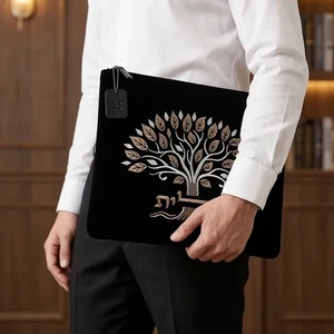 תיק טלית מקטיפה שחורה עם רקמה | 31.7 ס״מ