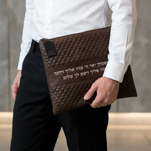 סט טלית ותפילין מדמוי עור שחור עם אותיות בולטות | 36 ס״מ