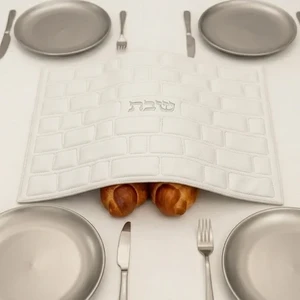 כיסוי חלה דמוי עור לבן בעיטור כותל בולט | 52 ס״מ