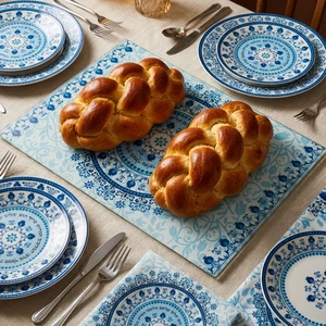 מגש חלה זכוכית עבה בגווני כחול-תכלת עם כיתוב עברי | 25 ס״מ