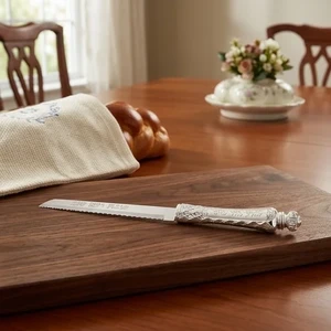 סכין חיתוך מתכת בציפוי כסף עם להב משונן ונוסח שבת ויום טוב | 35 ס״מ