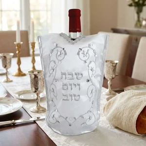 כיסוי לבקבוק יין מסאטן בגוון כסף-לבן עם דוגמת עלים | 26 ס״מ