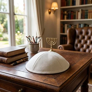 כיפה מבד פשתן לבן עם מקום לסיכה | 17 ס״מ
