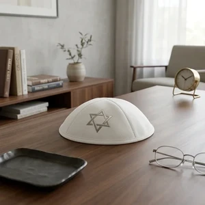 כיפה דמוי־עור לבנה עם עיטור מגן דוד כסף | 19 ס״מ