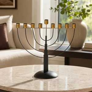 חנוכייה שחורה לשמן חוטים חצי עגול | 33 ס״מ